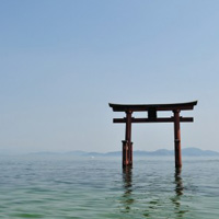 琵琶湖畔に浮かぶ白髭神社の鳥居