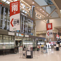 空の玄関口、成田空港の出発ロビー