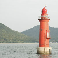 丸亀市の塩飽諸島本島の赤灯台